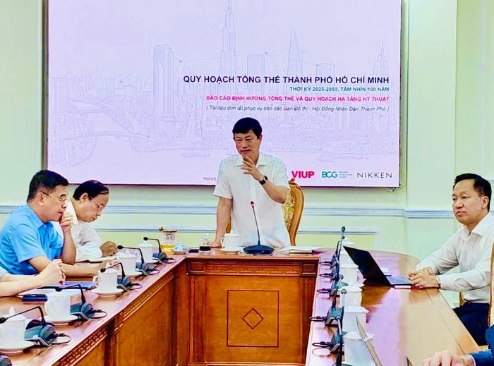 Chủ tịch HĐND TPHCM Võ Văn Minh chủ trì phiên khảo sát. Ảnh: Châu Vũ