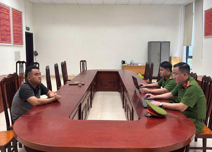 Nguyễn Hải Linh làm việc tại cơ quan công an liên quan đến vụ tai nạn giao thông xảy ra trên Quốc lộ 6. Ảnh: CACC