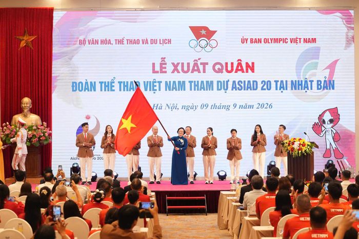 Bí thư Trung ương Đảng, Phó Thủ tướng Chính phủ Phạm Thị Thanh Trà trao cờ cho đoàn TTVN.