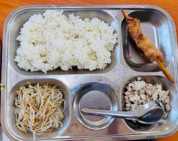Suất ăn 40.000 đồng của của học sinh bán trú ở Trường Tiểu học Trung Giã B (xã Trung Giã, Hà Nội).