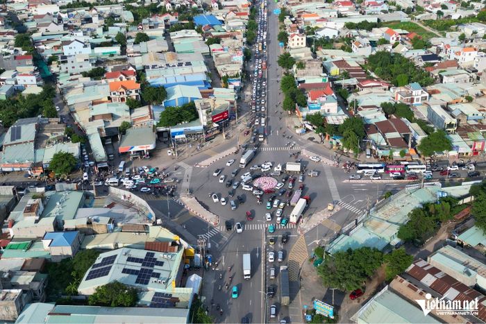 Khu vực vòng xoay Cổng 11 hồi tháng 6. Ảnh: Hoàng Anh