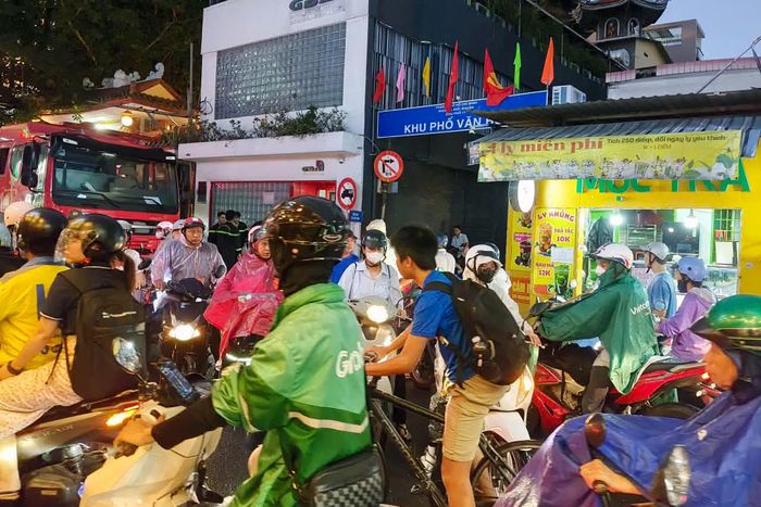 Hỏa hoạn khiến giao thông khu vực hỗn loạn. Ảnh: Như Sỹ