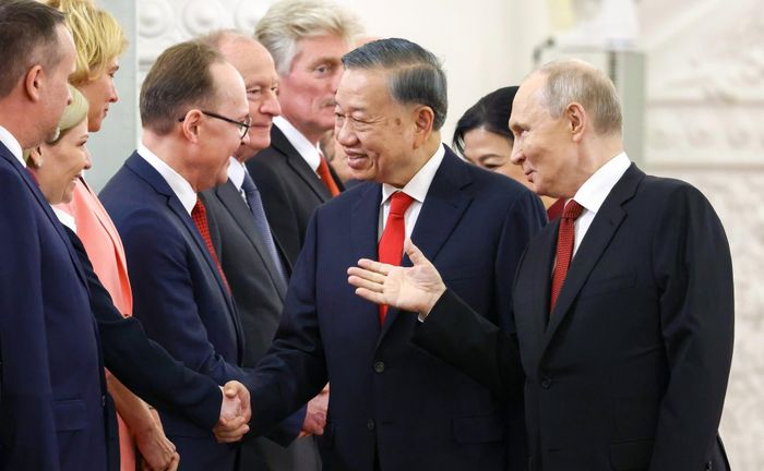 Tổng thống Nga Putin giới thiệu với Tổng Bí thư, Chủ tịch nước về đoàn đại biểu Nga dự lễ đón. Ảnh: Điện Kremlin
