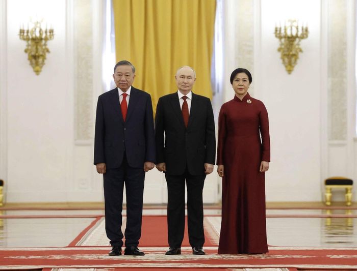 Tổng thống Liên bang Nga Vladimir Putin đón Tổng Bí thư, Chủ tịch nước Tô Lâm và phu nhân. Ảnh: TTXVN