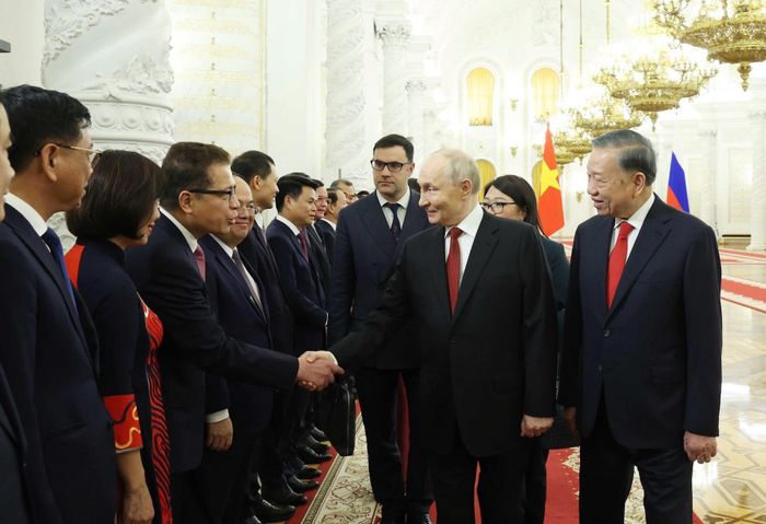 Tổng Bí thư, Chủ tịch nước Tô Lâm và Tổng thống Liên bang Nga Vladimir Putin với đại biểu Việt Nam. Ảnh: TTXVN