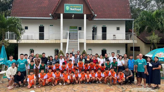 Thầy trò HLV Guillaume Graechen trong ngày khai giảng