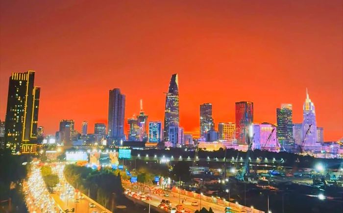 Bầu trời khu vực hầm Thủ Thiêm hướng về trung tâm TPHCM rực màu cam. Ảnh: Như Sỹ
