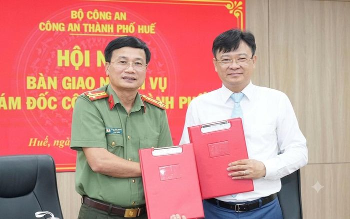 Phó Tổng Thanh tra Chính phủ Nguyễn Thanh Tuấn (áo trắng) và Đại tá Dương Văn Thoan tại hội nghị bàn giao. Ảnh: CACC