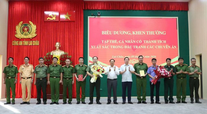 Bí thư Tỉnh ủy Lai Châu Lê Minh Ngân biểu dương tập thể, cá nhân có thành tích xuất sắc trong đấu tranh các chuyên án. Ảnh: Thu Hoài/ Cổng TTĐT Lai Châu
