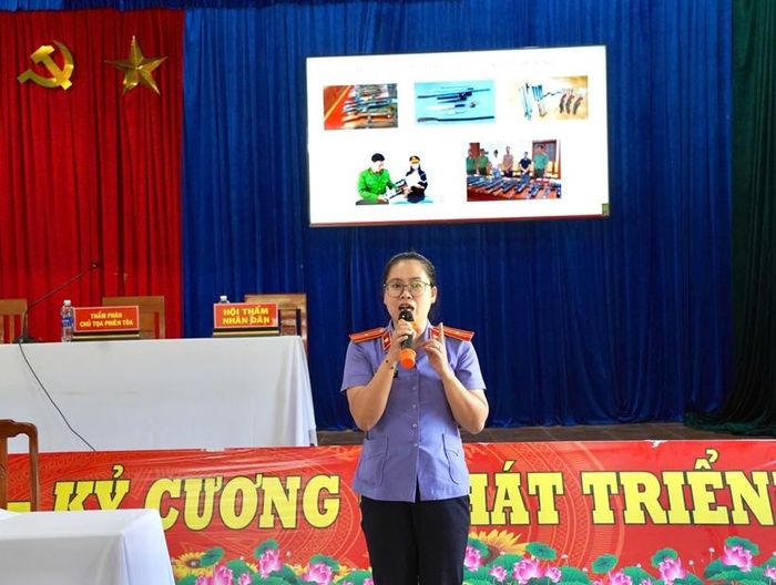  Kiểm sát viên kết hợp tuyên truyền pháp luật đến người dân.