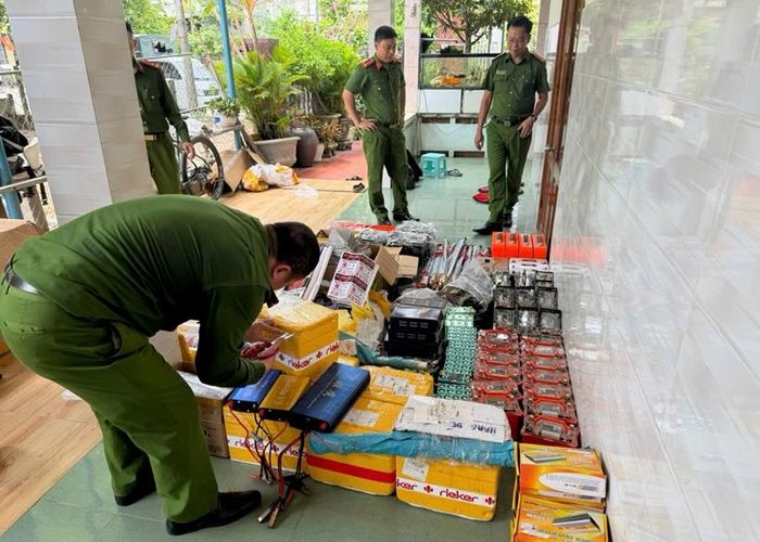  Công cụ, phương tiện phục vụ khai thác thủy sản bằng xung điện đang được Công an Quảng Ngãi tạm giữ.