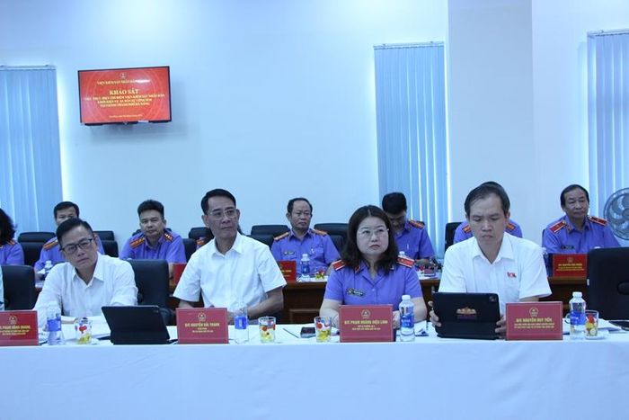 Đại biểu tham dự khảo sát.