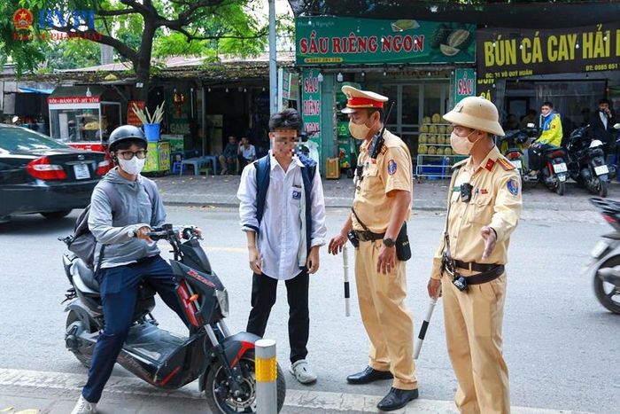 Học sinh "đầu trần" tham gia giao thông.