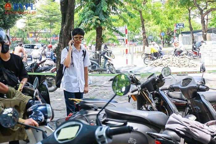 Có trường hợp thì đang gọi điện thoại cho người thân để trợ giúp.