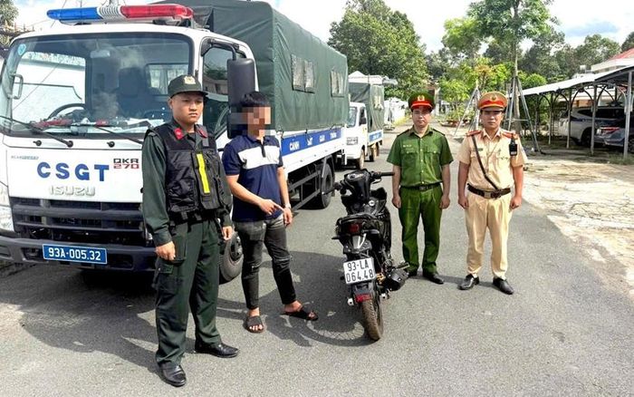 Công an xã Thuận Lợi phối hợp Đội Cảnh sát giao thông đường bộ số 4 xác minh người và phương tiện. (Ảnh:CA)