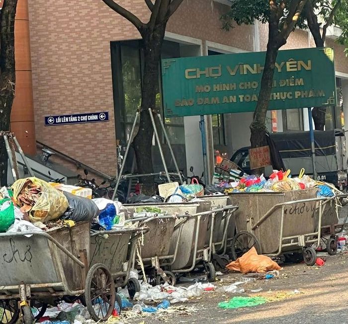 Rác ùn ứ tại Chợ Vĩnh Yên. 