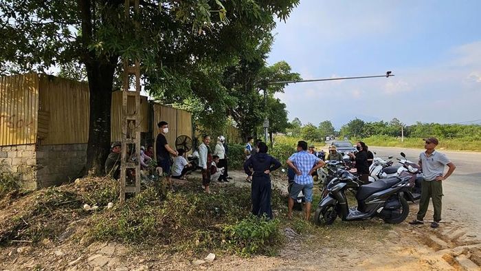 Người dân thôn Hoàng Hương ngăn không cho xe chở rác vào bãi rác tạm.