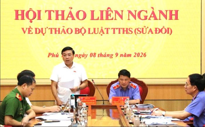 Đồng chí Nguyễn Văn Mạnh - Phó Trưởng đoàn chuyên trách Đoàn đại biểu Quốc hội khóa XV tỉnh Phú Thọ phát biểu ý kiến.