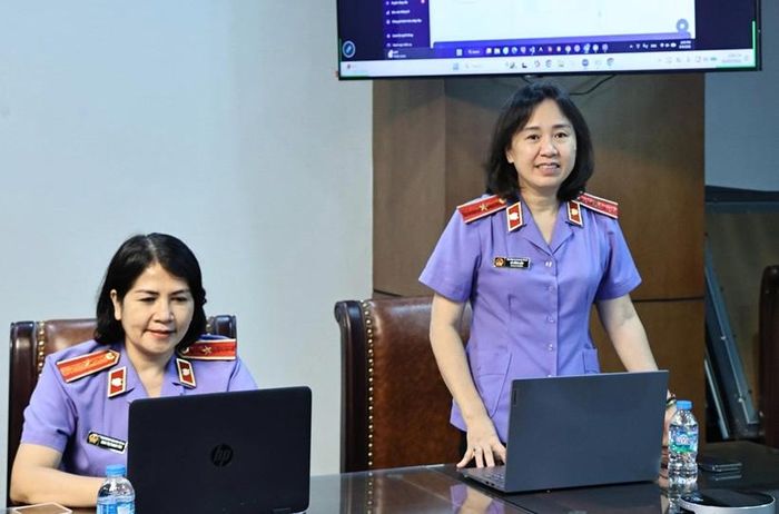 Đồng chí Lê Hồng Liên, Phó Vụ trưởng Vụ 12. VKSND tối cao phát biểu tại Hội nghị.