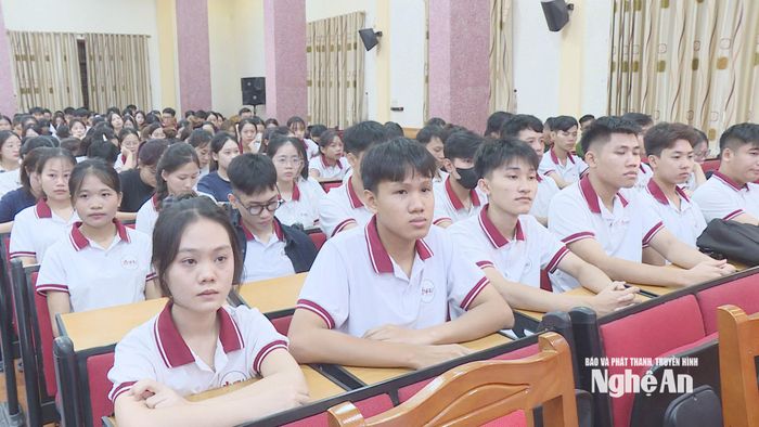Sinh viên Trường Đại học Kinh tế Nghệ An tham gia chương trình đào tạo kỹ năng lái xe an toàn. Ảnh: Trần Lịch