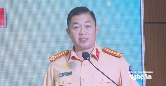 Trung tá Hoàng Lê Anh - Phó phòng CSGT Công an tỉnh phát động phong trào. Ảnh: Trần Lịch