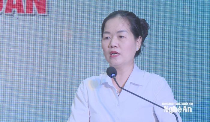  Bà Đàm Thị Ngọc Ngà - Phó Hiệu trưởng Trường Đại học Kinh tế Nghệ An phát biểu hưởng ứng chương trình. Ảnh: Trần Lịch