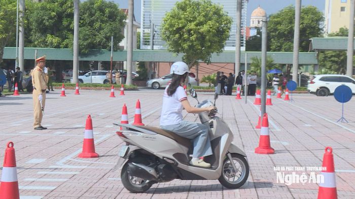Sinh viên thực hành sa hình. Ảnh: Trần Lịch
