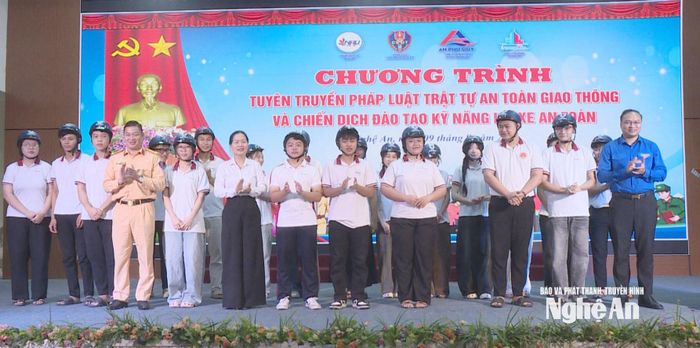 Ban tổ chức trao mũ bảo hiểm đạt chuẩn cho sinh viên. Ảnh: Trần Lịch