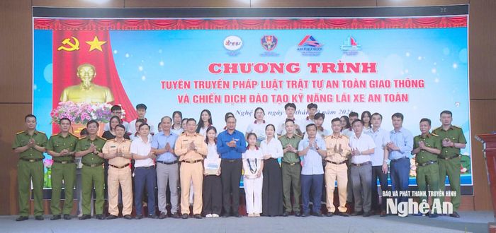 Phòng Cảnh sát giao thông Công an tỉnh trao học bổng cho sinh viên. Ảnh: Trần Lịch