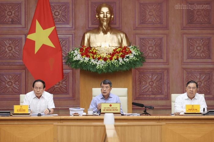 Thủ tướng yêu cầu rà soát, xác định những nhóm chính sách đưa vào các dự án luật và những nhóm chính sách đưa vào văn bản hướng dẫn; lưu ý phải thực sự cắt giảm, đơn giản hóa các thủ tục hành chính, điều kiện kinh doanh. Ảnh: chinhphu.vn/Nhật Bắc