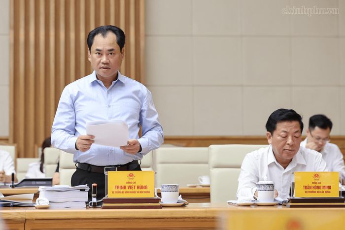 Bộ trưởng Bộ Nông nghiệp và Môi trường Trịnh Việt Hùng báo cáo tại cuộc họp. Ảnh: chinhphu.vn/Nhật Bắc