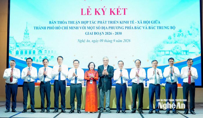 Lãnh đạo UBND TP. Hồ Chí Minh và UBND 8 tỉnh, thành phố phía Bắc và Bắc Trung Bộ chụp ảnh lưu niệm. Ảnh: Phạm Bằng