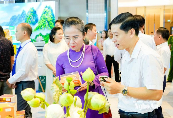 Các đồng chí lãnh đạo, đại biểu tham quan các gian hàng trưng bày tại hội nghị. Ảnh: Phạm Bằng