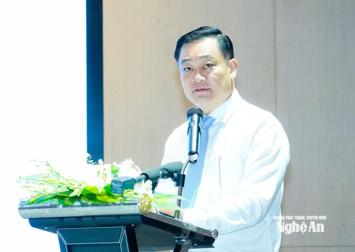 Đồng chí Phạm Quang Nhật - Giám đốc Trung tâm Xúc tiến Thương mại và Đầu tư Thành phố Hồ Chí Minh trình bày tham luận tại hội nghị. Ảnh: Phạm Bằng