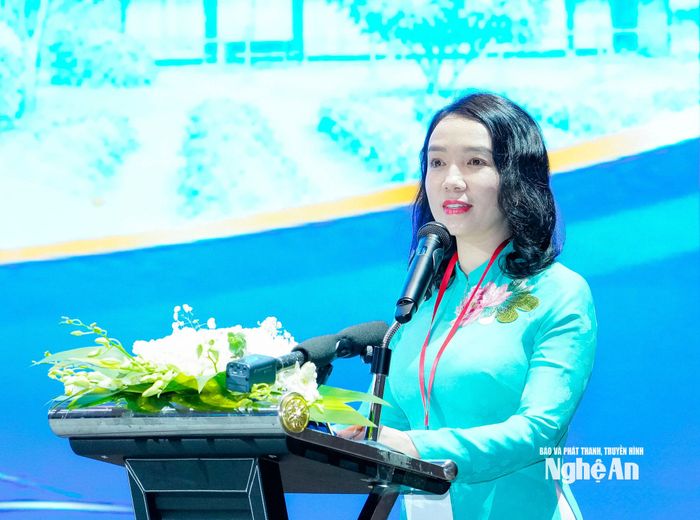 Đồng chí Trần Thị Mỹ Hạnh - Giám đốc Sở Văn hóa, Thể thao và Du lịch Nghệ An trình bày tham luận tại hội nghị. Ảnh: Phạm Bằng