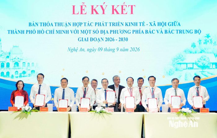 UBND TP. Hồ Chí Minh và UBND 8 tỉnh, thành phố phía Bắc và Bắc Trung Bộ đã ký Thỏa thuận hợp tác phát triển kinh tế - xã hội giai đoạn 2026-2030. Ảnh: Phạm Bằng