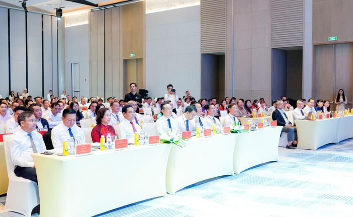 Các đồng chí lãnh đạo dự Hội nghị tổng kết, đánh giá kết quả triển khai thực hiện Thỏa thuận hợp tác phát triển kinh tế - xã hội giữa TP. Hồ Chí Minh với các tỉnh phía Bắc và Bắc Trung Bộ giai đoạn 2023 - 2025. Ảnh: Phạm Bằng