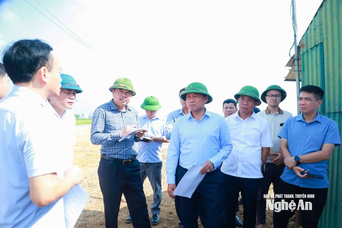 Lãnh đạo các xã: Hùng Châu, Đức Châu, Diễn Châu, Minh Châu, An Châu, Tân Châu báo cáo tiến độ triển khai các khu tái định cư, tỷ lệ giải ngân vốn đầu tư và nêu các kiến nghị, đề xuất với Phó Chủ tịch UBND tỉnh Hoàng Phú Hiền và đoàn công tác. Ảnh: Thành Duy