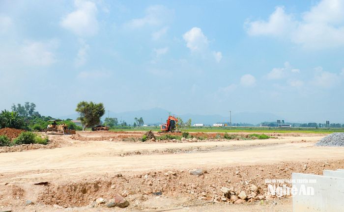 San lấp mặt bằng xây dựng khu tái định cư tại xã Thần Lĩnh. Ảnh: Thành Duy
