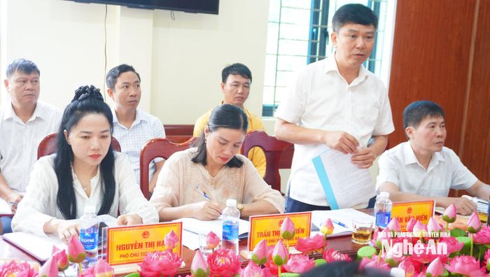 Ông Trần Văn Hiến - Chủ tịch UBND xã Văn Hiến phát biểu tại cuộc làm việc.