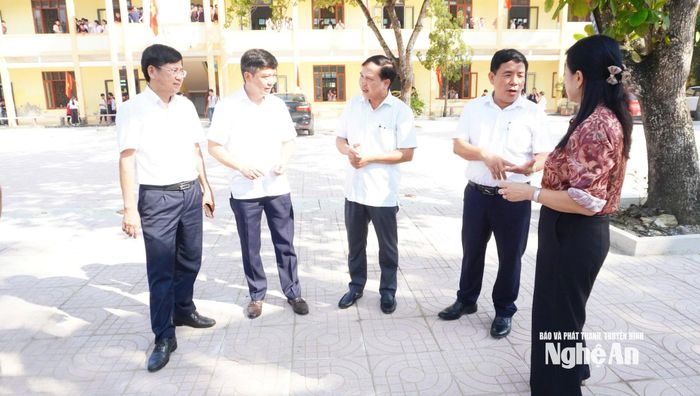 Đoàn giám sát khảo sát tại Trường THCS Văn Hiến.
