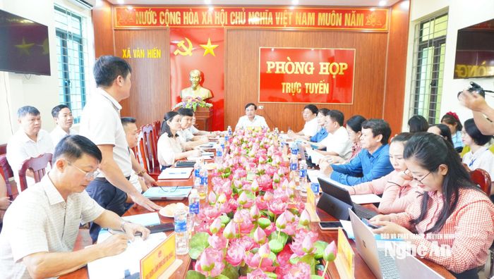 Toàn cảnh buổi làm việc.