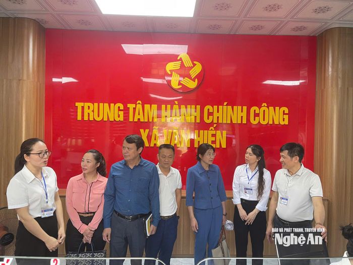 Đoàn khảo sát tại Trung tâm hành chính công xã Văn Hiến.