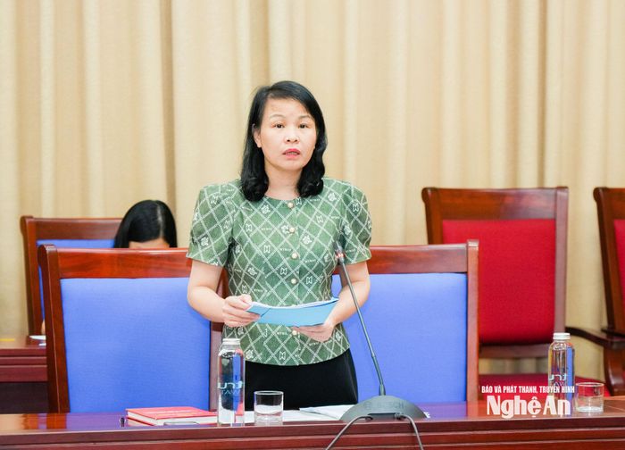 Phó Giám đốc Sở Tư pháp Nguyễn Thị Lan báo cáo nội dung dự thảo Kế hoạch của Ban Thường vụ Tỉnh ủy về thực hiện Nghị quyết số 66 của Bộ Chính trị. Ảnh: TL