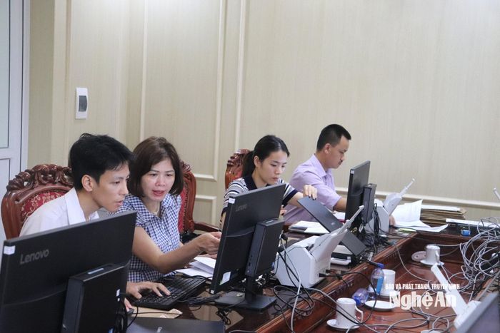 Tổ số hoá hồ sơ đảng viên của Đảng bộ UBND tỉnh Nghệ An cập nhật dữ liệu. Ảnh Kim Dung