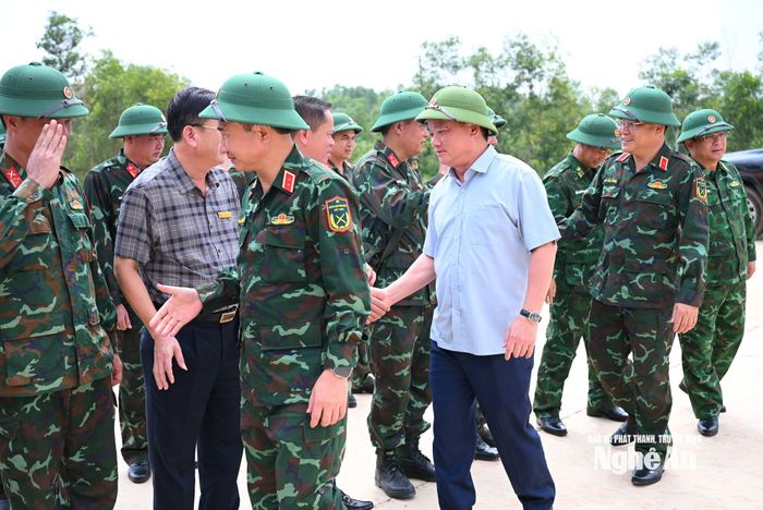 Đoàn công tác Ban Chỉ đạo diễn tập tác chiến khu vực phòng thủ kiểm tra thao trường Lữ đoàn 215. Ảnh: Thành Cường