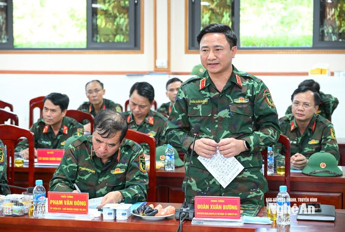 Trung tướng Đoàn Xuân Bường - Chính ủy Quân khu 4 phát biểu tại buổi làm việc. Ảnh: Thành Cường