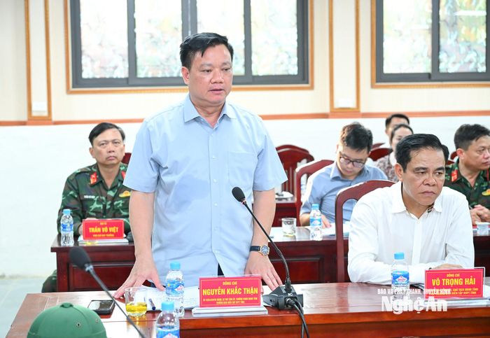 Bí thư Tỉnh ủy Nguyễn Khắc Thận tiếp thu các ý kiến chỉ đạo, đánh giá của Tư lệnh Quân khu 4. Ảnh: Thành Cường