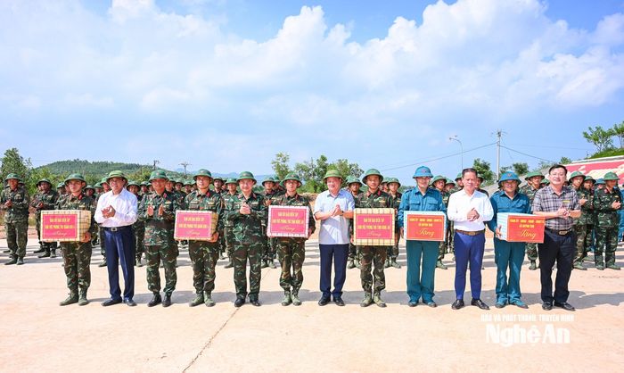 Đoàn công tác tặng quà động viên các lực lượng phục vụ. Ảnh: Thành Cường