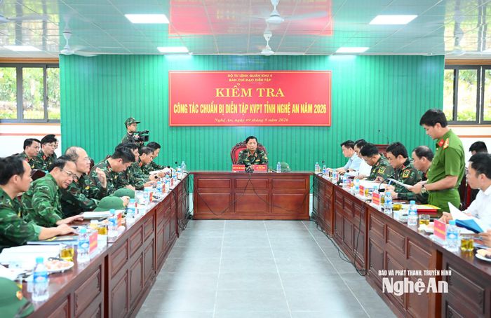 Đoàn công tác Quân khu 4 làm việc với Ban Chỉ đạo diễn tập tỉnh Nghệ An. Ảnh: Thành Cường